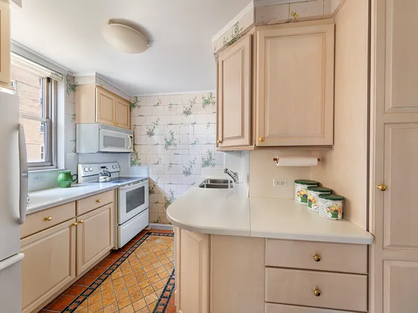 137 East 36th Street 7K image 3 of 12