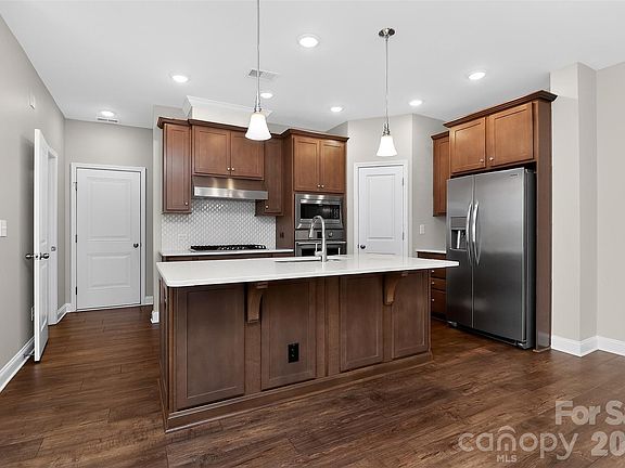 5th image of 238 Johnston Dr