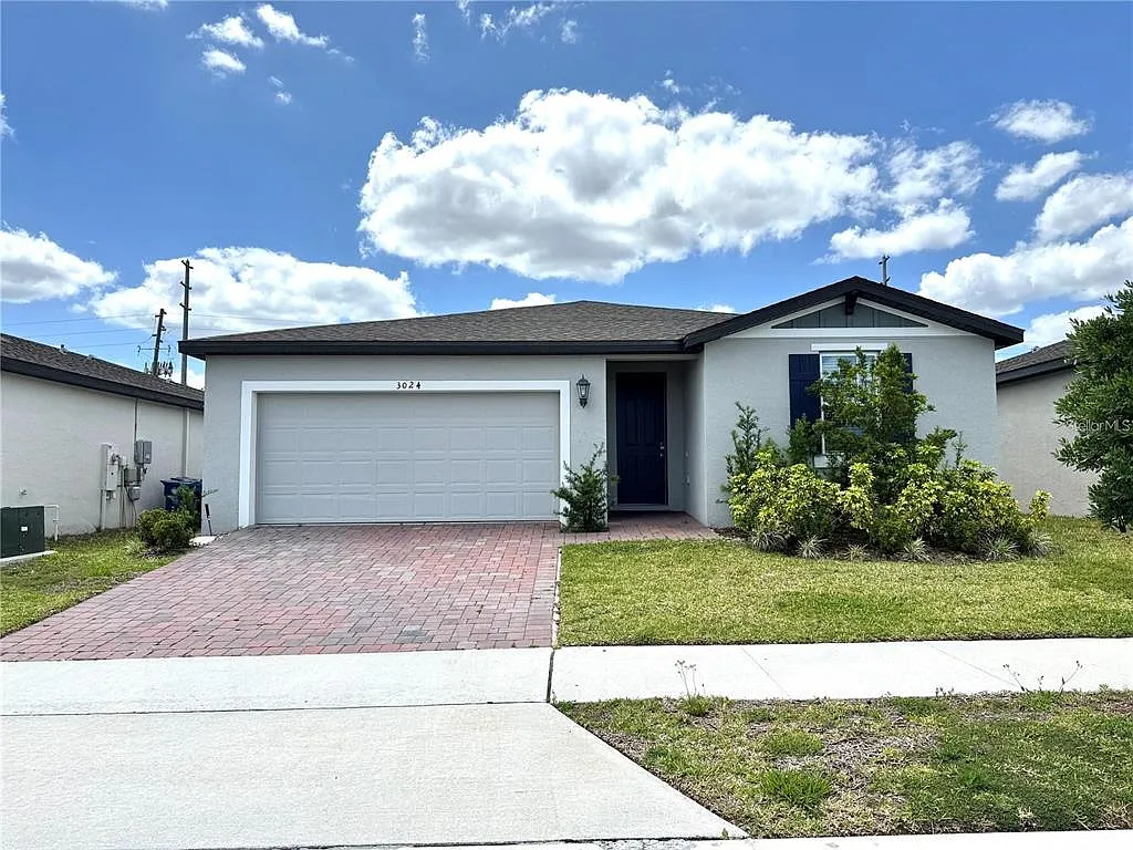 4 bed, 3.0 bath, 1978 sqft, $2,200 — Photo 1
