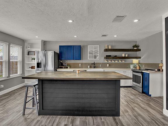 4th image of 224 E Castle Harbour Dr