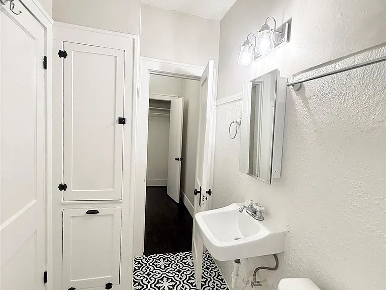 1126 Berthea St #11 — Photo 16