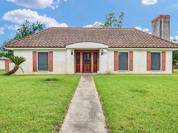327 Live Oak Ln, Lake Jackson, TX 77566