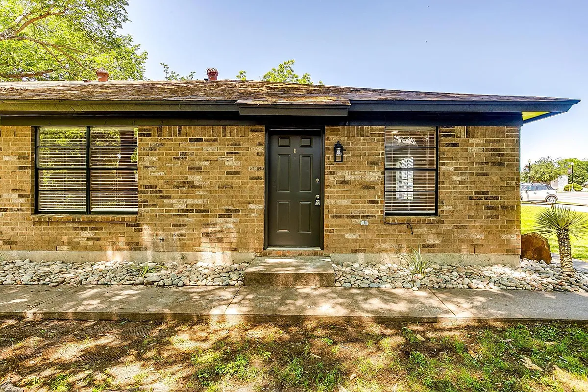 Property Photo - 101 W Eldred St #D