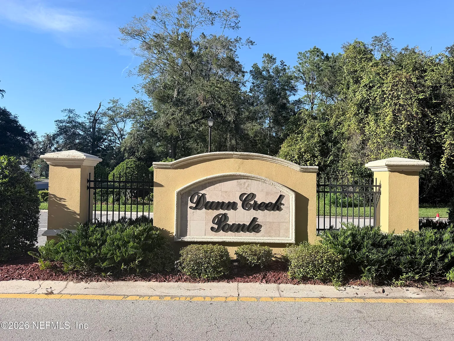 3 bed, 2.0 bath, 1927 sqft, $2,200 — Photo 2