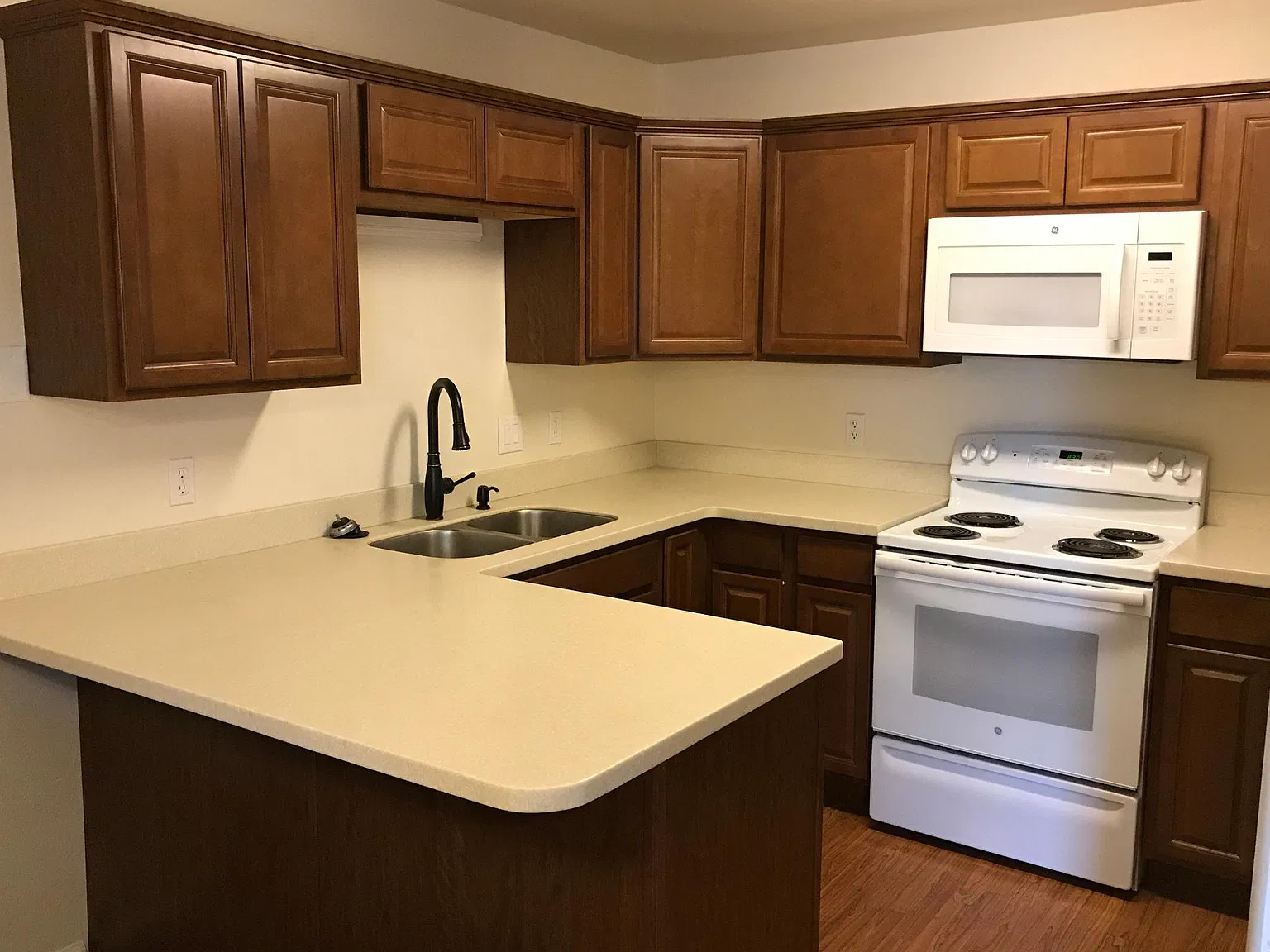 3 bed, 950 sqft, $1,300 — Photo 3