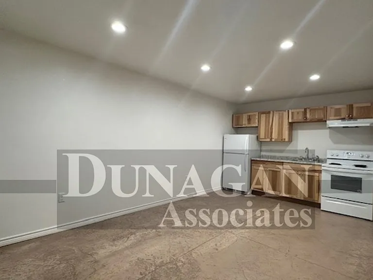 701 N Lake St — Photo 3
