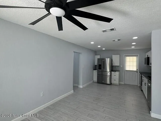 2137 Canterbury Ln — Photo 7