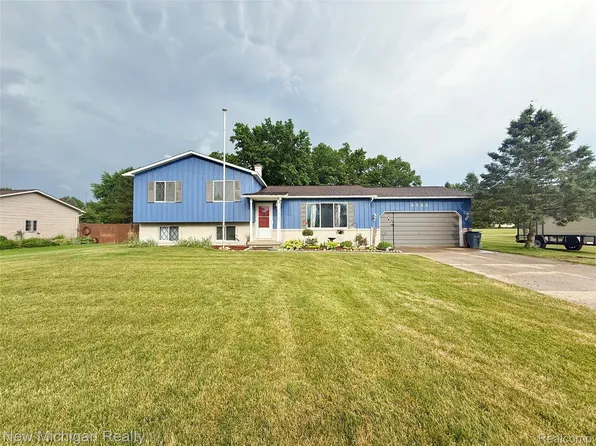 8588 Tim Tam Trl, Flushing, MI 48433