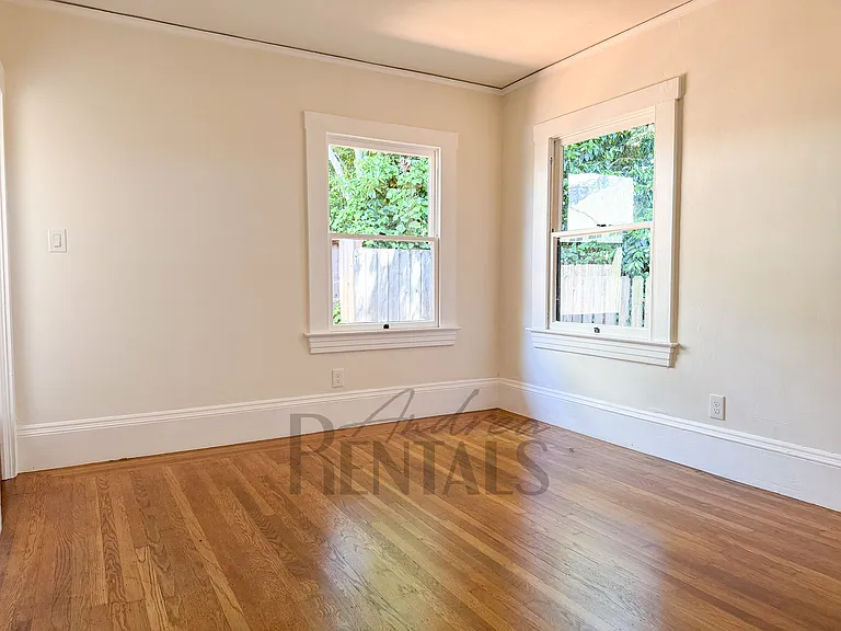 1329 Oxford St — Photo 17