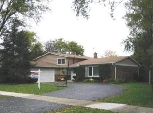 14 E Canterbury Dr, Arlington Heights, IL 60004