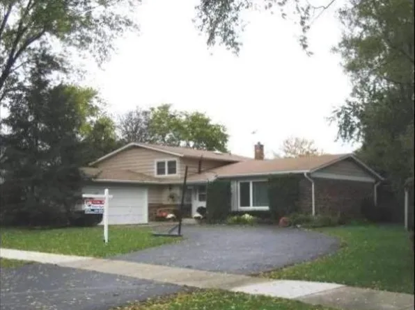 14 E Canterbury Dr, Arlington Heights, IL 60004