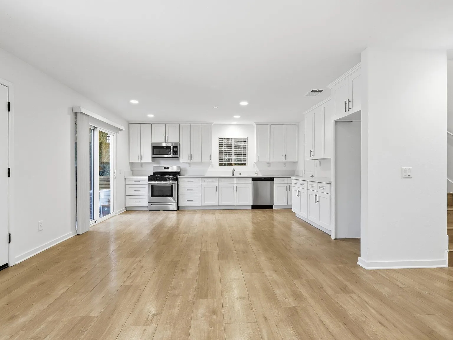 3 bed, 2.5 bath, 1276 sqft, $3,500 — Photo 2