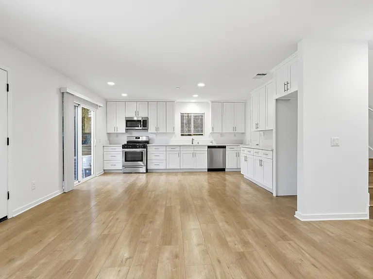 20220 Stagg St — Photo 2