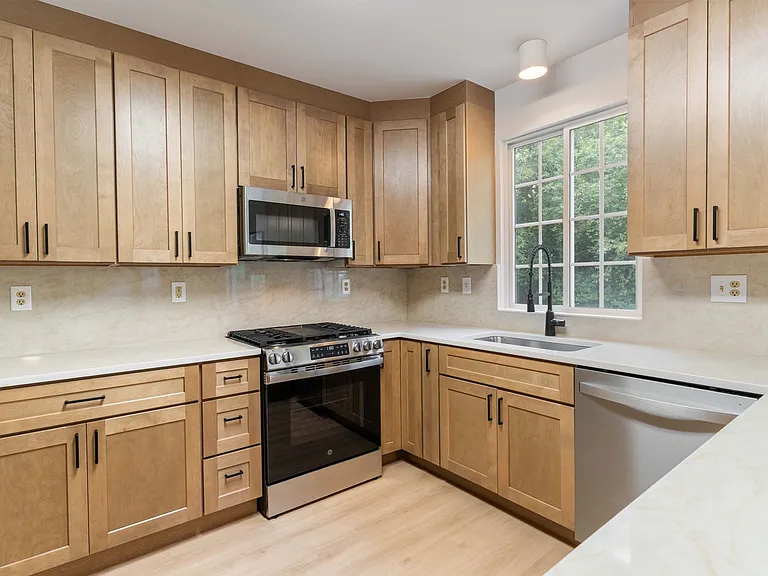 2427 Grantham Ct — Photo 12