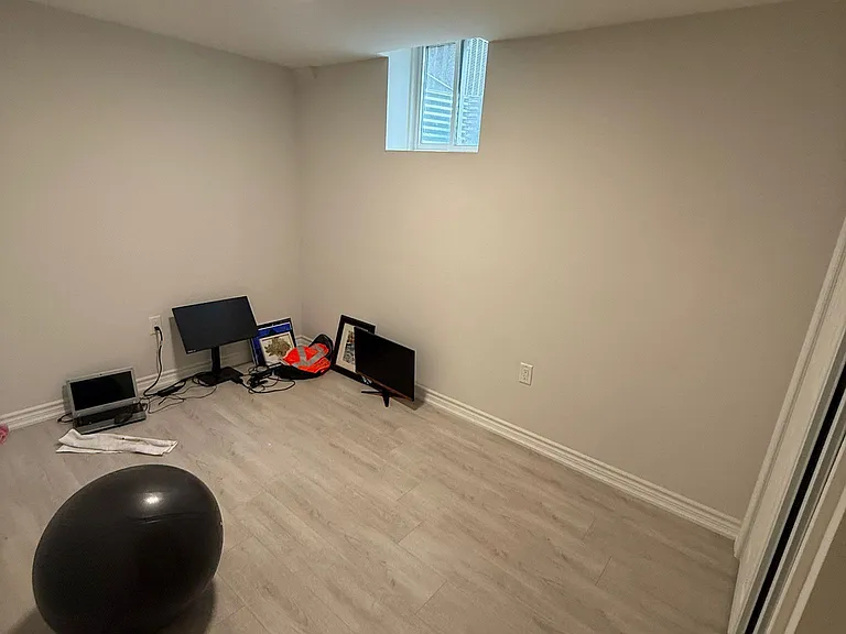 33 Lacewood Cres — Photo 5