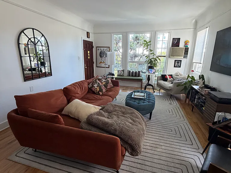 735 N Hayworth Ave — Photo 2
