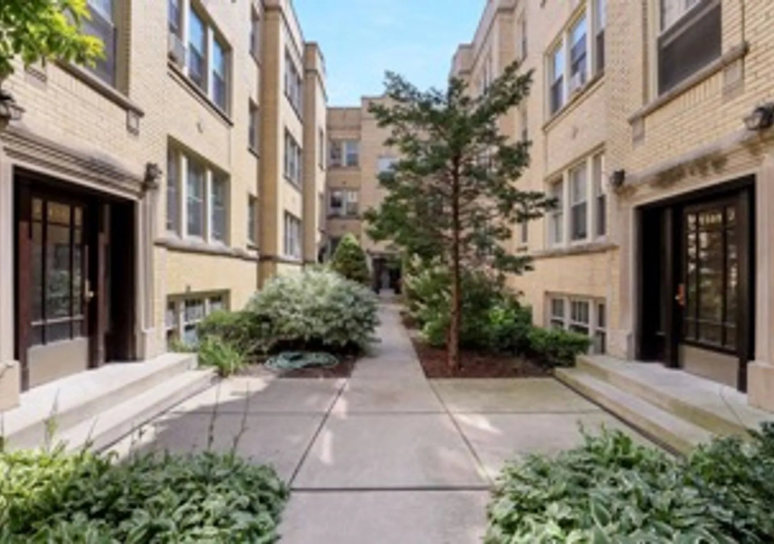 Incredible High First Floor Unit in Horner Park - Plenty of space to work from home! — Photo 1