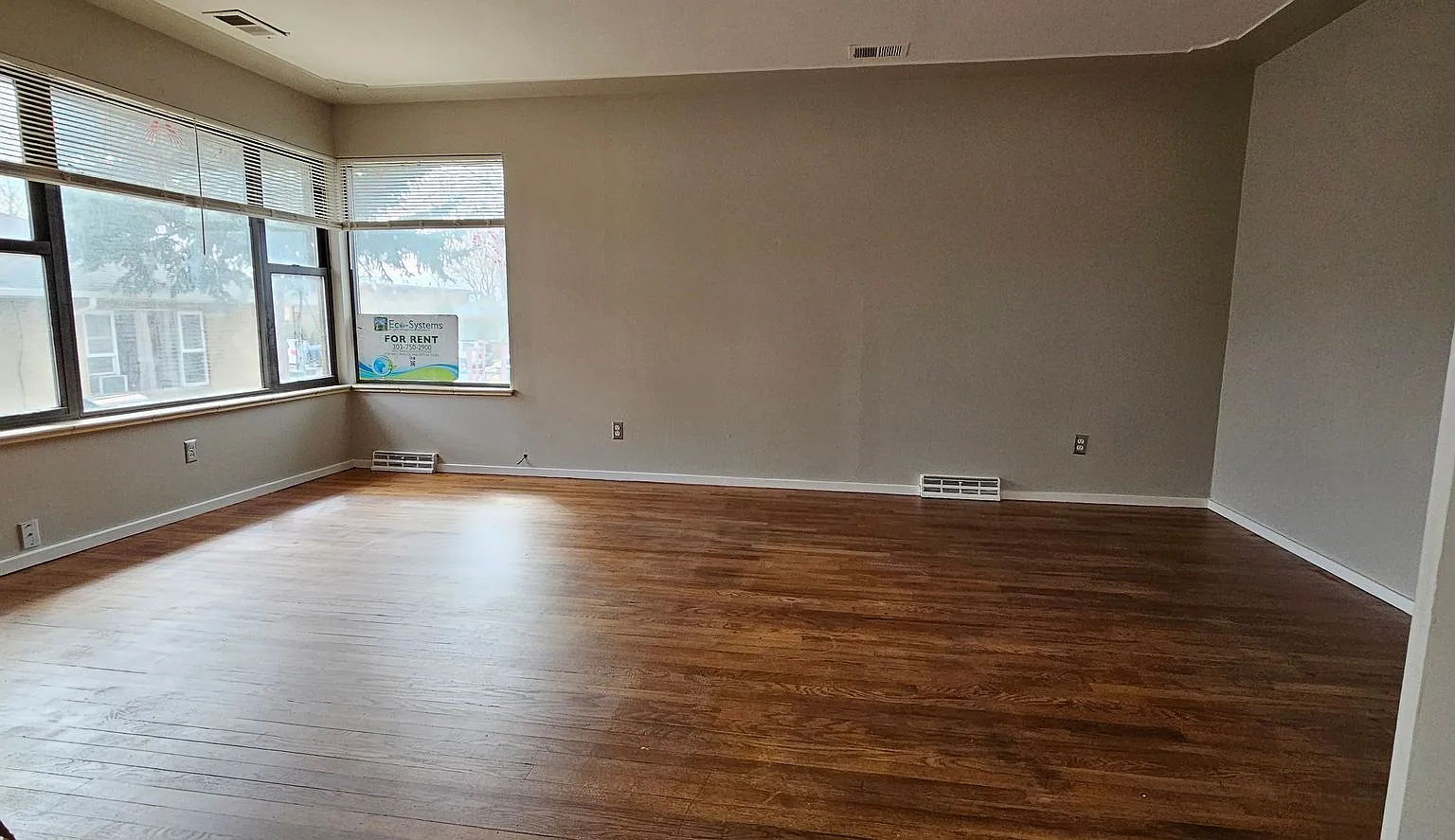 Super Cool Mountain View 2 Bedroom 1 Bath Top floor Duplex - Offering 1 month of free rent!! — Photo 4