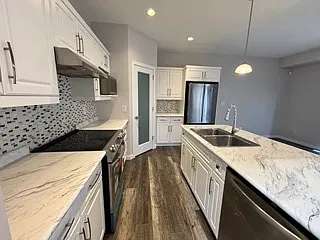 366 Bonaventure Dr W — Photo 3