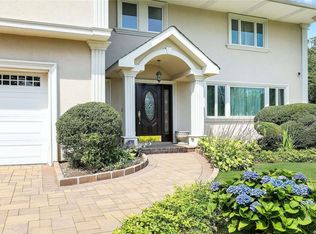 39 Parkview Dr, Albertson, NY 11507