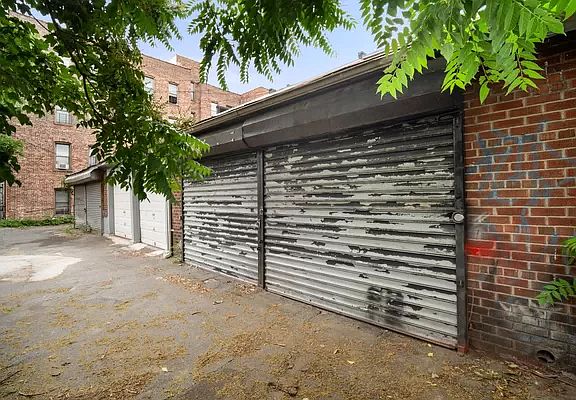 3rd image of 2053 Haviland Ave