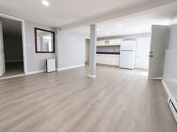 5th image of 212 Vernon St
