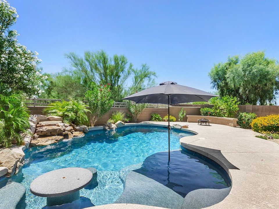 Gorgeous saltwater pool!