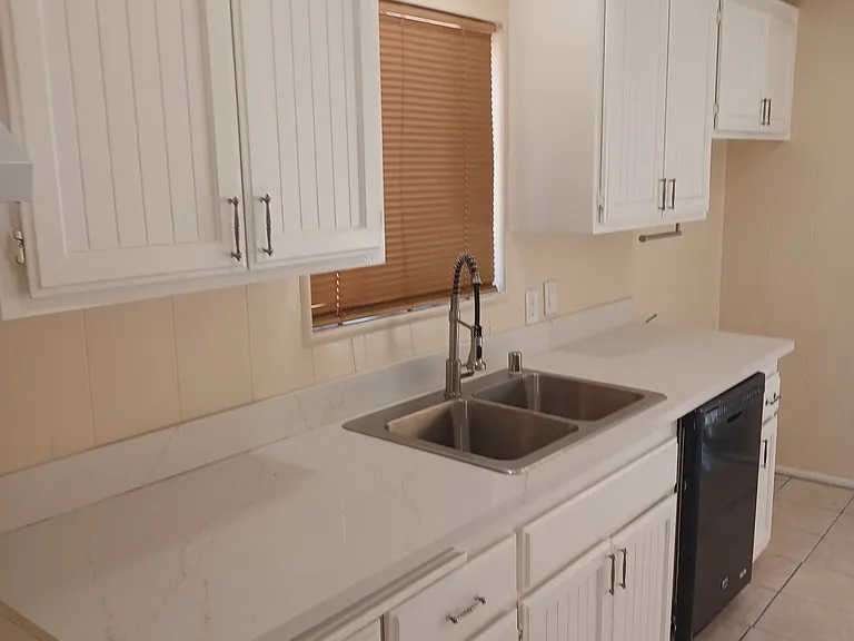 10847 Saticoy St — Photo 7
