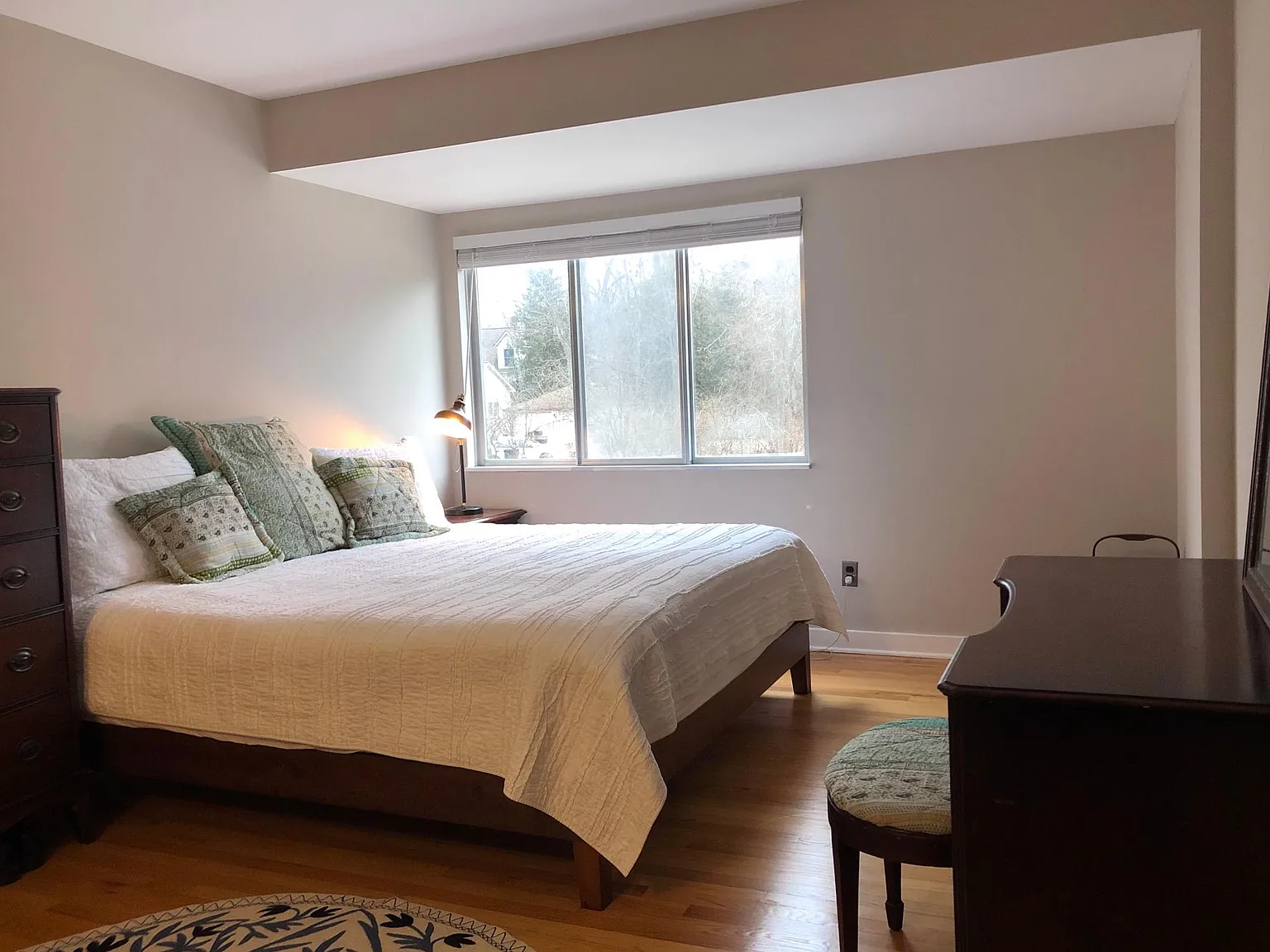 3 bed, 1.5 bath, 1248 sqft, $1,090 — Photo 1
