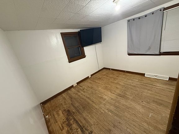 5th image of 107 Cedar St