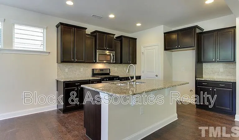 213 Begen St — Photo 8