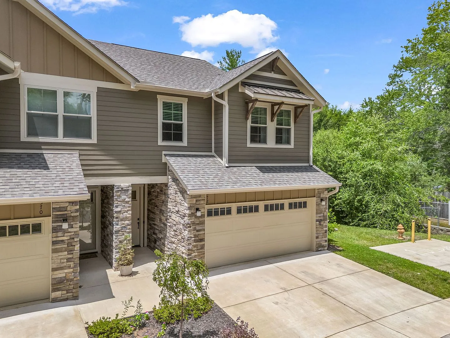 3-bedroom, 2.5-bath townhome in desirable Sweet Birch Commons community. — Photo 2