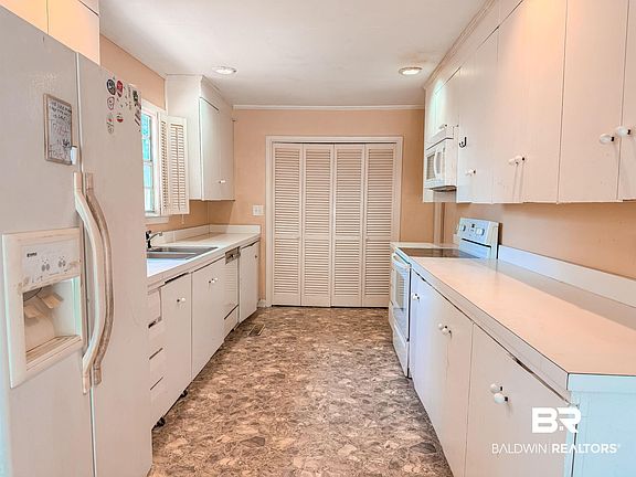 2nd image of 105 Longleaf Ln
