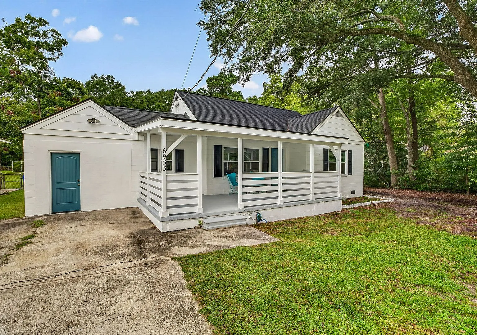 Spacious Living Near Downtown Charleston — Photo 1