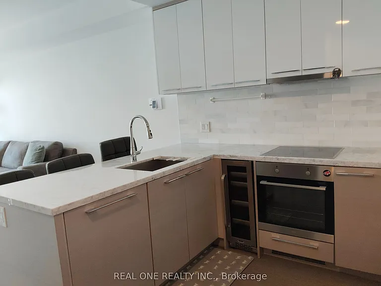 488 University Ave #4911 — Photo 4