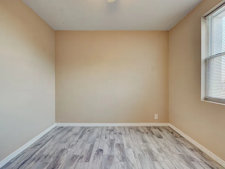 3131 N May Ave — Photo 6
