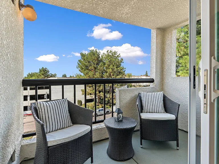5500 Owensmouth Ave #331 — Photo 10