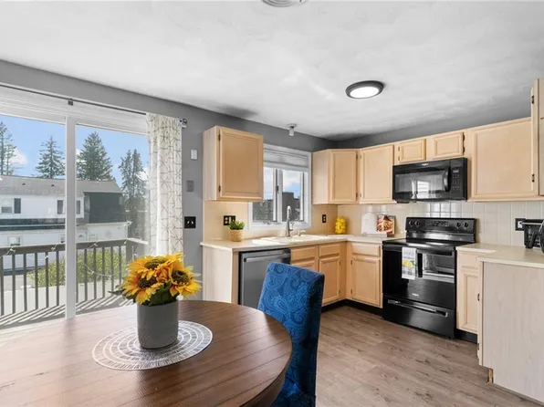 32 Sunflower Cir, North Providence, RI 02911