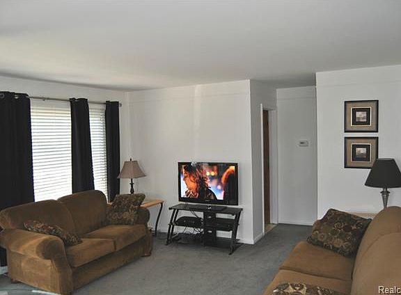 2nd image of 32224 Mackenzie Dr