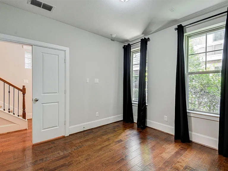 720 N Shepherd Dr — Photo 30