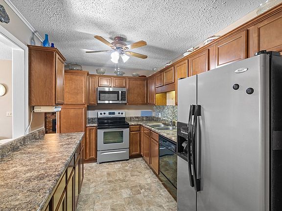 3rd image of 146 Woodlawn Ct