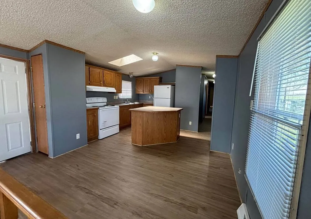2 bed, 1.0 bath, $995 — Photo 3
