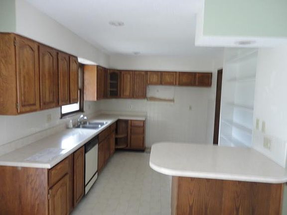 4th image of 2715 S Whitney Ave