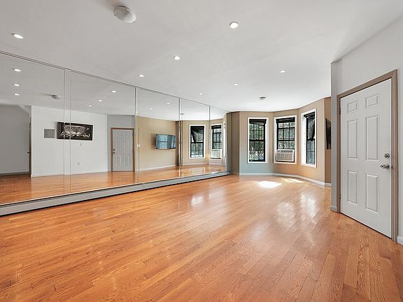 3rd image of 479 Bainbridge St