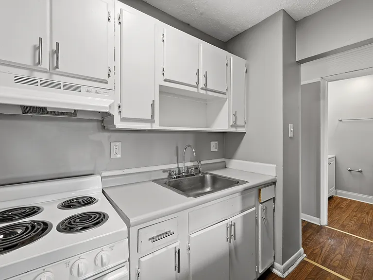 1805 Oxford Cir — Photo 4
