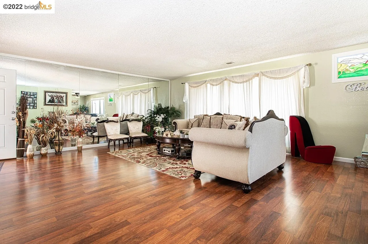 3 bed, 1300 sqft, $3,724 — Photo 3