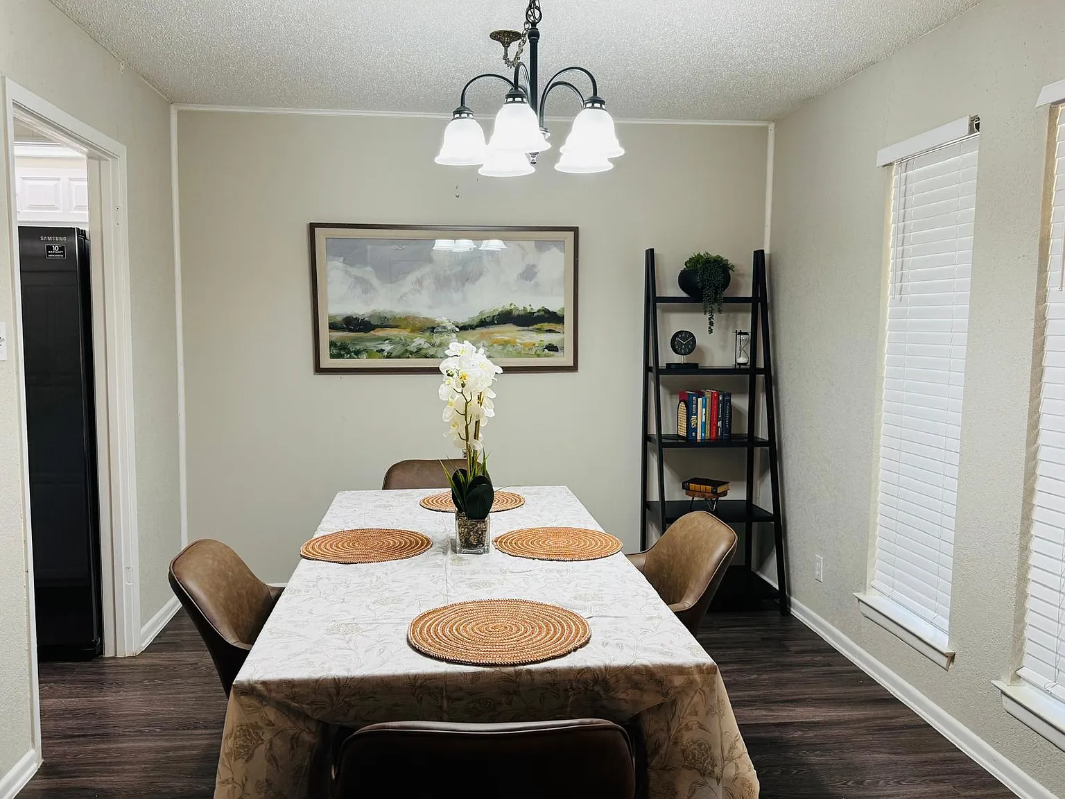4 bed, 2.5 bath, 2105 sqft, $5,000 — Photo 4