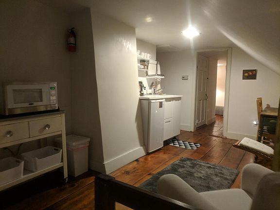 Kitchenette overview.