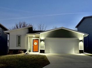 17136 Mistflower Ln, Urbandale, IA 50323