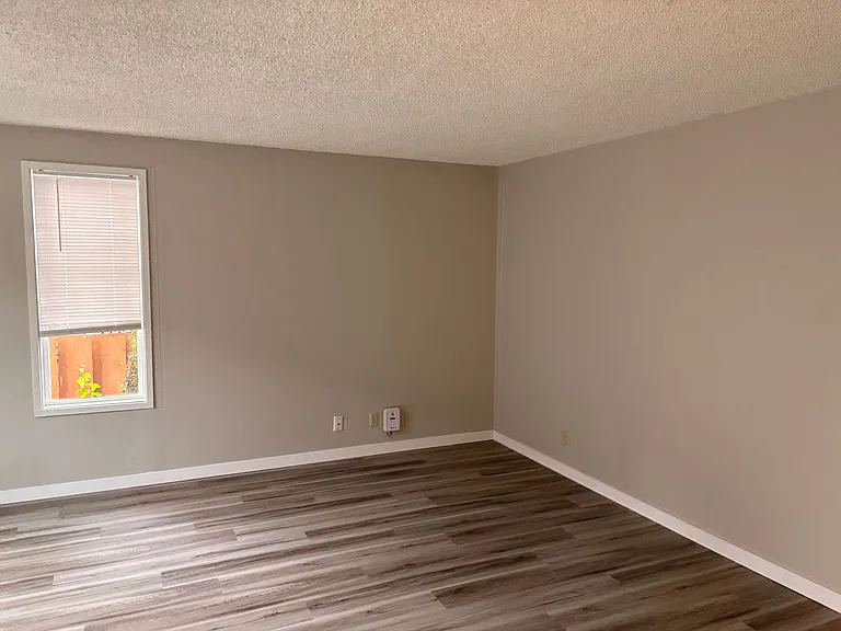 ZhH608 - R Street Apts — Photo 2